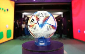 4カ国のみ蹴ることが許される、カタールW杯の公式球が変更！ 準決勝＆決勝のみ使用、ゴールドの「アル・ヒルム」が発表