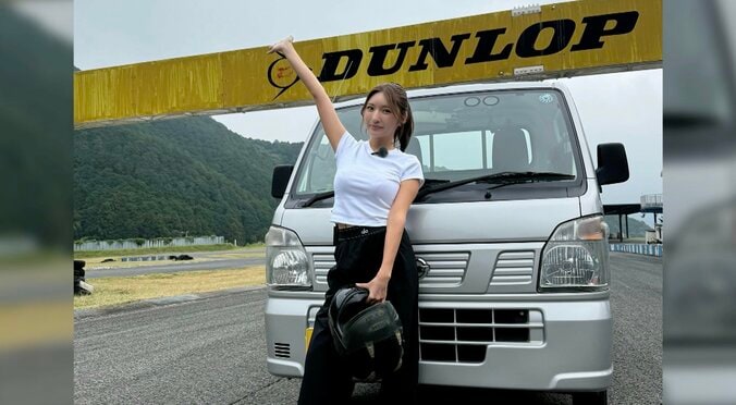 【写真・画像】“軽トラ女子”で話題のグラドル・三田悠貴、“肩見せ”黒ドレス姿に反響「めっちゃ綺麗」「似合っていて素敵」　1枚目