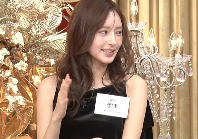 【写真・画像】背中がぱっくり！人気キャバ嬢の大胆露出したドレスに驚愕「素晴らしいドレス」の声　1枚目