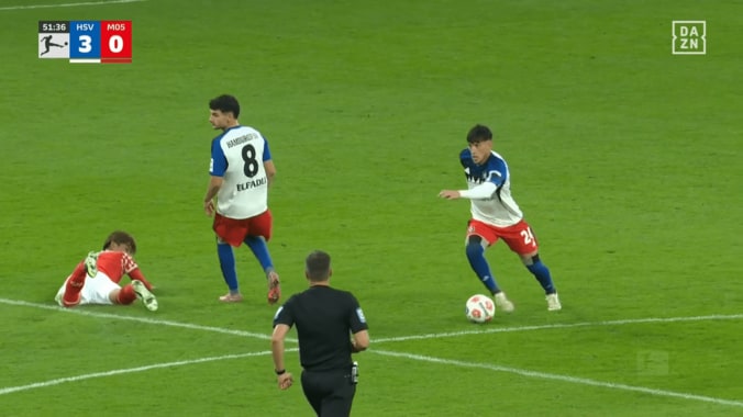 「ひどい判定」佐野海舟の失点関与が物議…「ファウルないの？」激しい体当たりがノーホイッスルでファン疑問視 5枚目