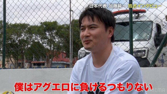 インタビューで意気込みを語る加藤純一