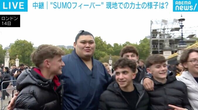 【写真・画像】「ロンドンSUMOフィーバー」の熱量は？ 現地記者「塩をまくだけで大歓声」「すべての取組が終わっても観客は帰らない」　1枚目
