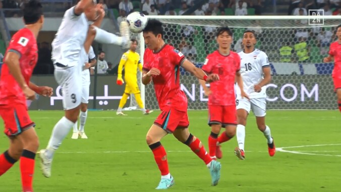 衝撃の残忍プレー！ 韓国代表DFの“顔面”を足裏で削る…イラク代表FWに怒号殺到「恐怖だ」「まるでUFC」「代表から追放しろ」「当然のレッドカード」 2枚目