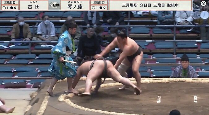 白星直後、力士に異変 激痛に耐え深々と一礼 土俵下での振る舞いに「深いお辞儀、痛そう」「心配だ」 2枚目