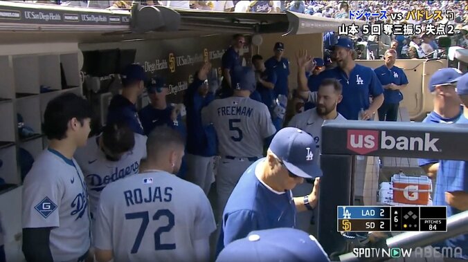 【写真・画像】大谷翔平のダメ押し弾で「ロバーツ監督も嬉しそうですね」 前日2安打沈黙も主砲の一振りに“破顔” ベンチ前で待ち構えハイタッチ　1枚目