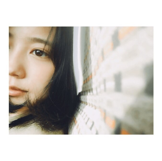 有村架純、ブログで公開するアンニュイな自撮り　「何者」でのリクルートスーツ姿も 4枚目