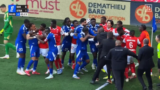 衝撃…伊東純也がブチギレ！「頭から倒れそうに…」「キレるのもわかる」「ノーファウルは絶対におかしい」“悪質タックル”に報復プッシュ→退場者２人の乱闘勃発 3枚目