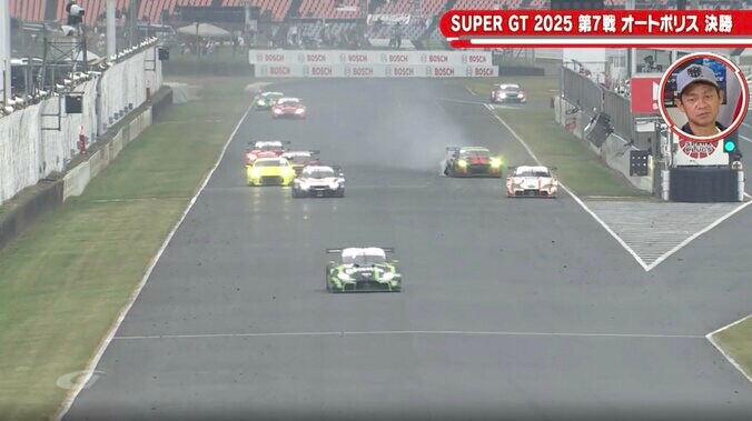 GT-Rがバースト→“予期せぬ”ストレート横断で「大事故になるところやった」 危機一髪の瞬間に現役レーサーは「右に避けた方が…」と指摘 2枚目