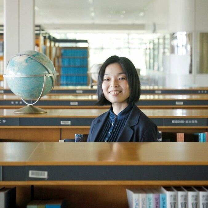 累計43万部突破・彬子女王殿下によるエッセイが初のマンガ化、『マンガ 赤と青のガウン』第1巻のカバーデザインが初公開 3枚目