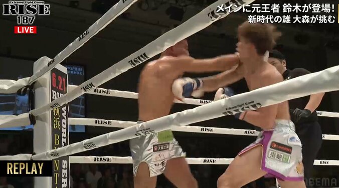 2ラウンド終了間際、奥山の右が炸裂