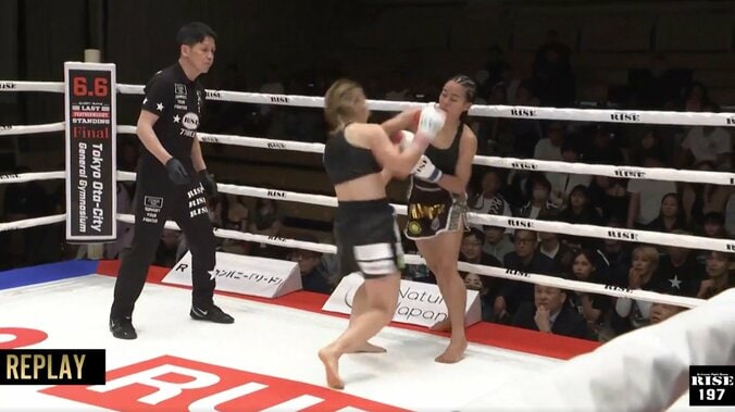 「顔面ボコボコ」「女子レベルじゃない」ノーモーションの右“ズドン”で衝撃ダウン 破壊力を物語る敗者の顔に戦慄 3枚目