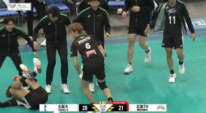 あわや惨事…男子バレー、歓喜の瞬間で珍光景 勝利直後、突如現れたスタッフが発端で 3枚目