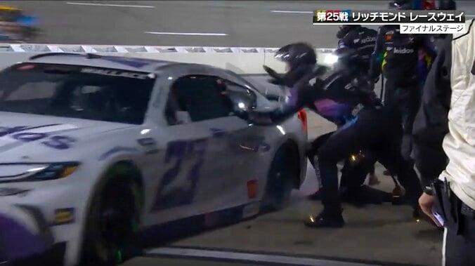 「F1で起こったら罰金」ピットで脱輪→“別のチームが”タイヤ交換するまさかの展開！ 前代未聞の珍事に解説者も「初めてみました」 2枚目