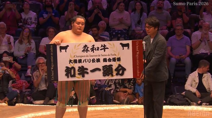 一体、何人前なんだ! 琴櫻に贈られた総合優勝の副賞が“規格外” 大相撲パリ公演での一コマ 2枚目