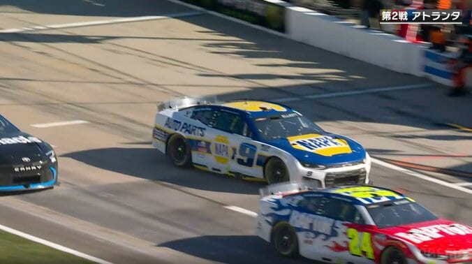 止まらない！ピットを“通り過ぎてバック”無謀運転の決定的瞬間にファン騒然「あぶね」「ひくなよ」 5枚目