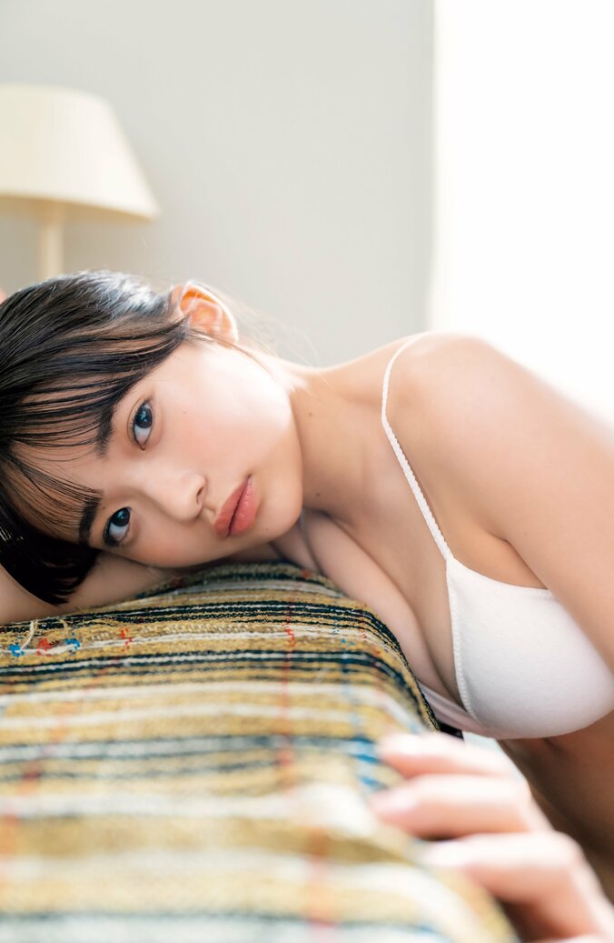「制コレ24」の“可愛い番長”小森香乃、衣装や水着で魅せるグラビア 『週刊ヤングジャンプ』登場 1枚目