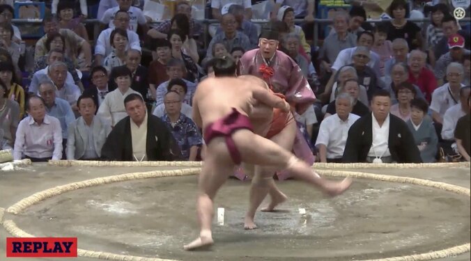 阿炎がジャンプ一番！　立ち合い変化の注文相撲で初日 1枚目