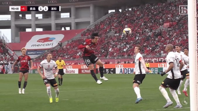 衝撃の天才技！ 鈴木優磨、“ノールック超絶ヒールパス”で浦和翻弄「みんな騙された」「なんだ今の…」「なぜあそこで大外が見えるんだ」背中向きで劇的同点弾を演出 5枚目