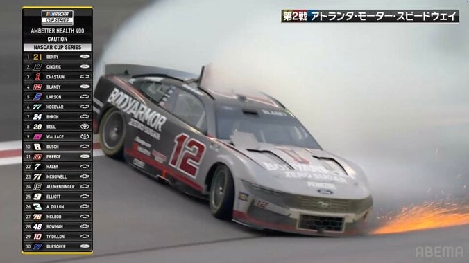 【写真・画像】衝撃の“ファイアードリフト”！　衝突されたマシンが火花を散らしながらスピンを阻止するもトップ争いから一気に転落　1枚目