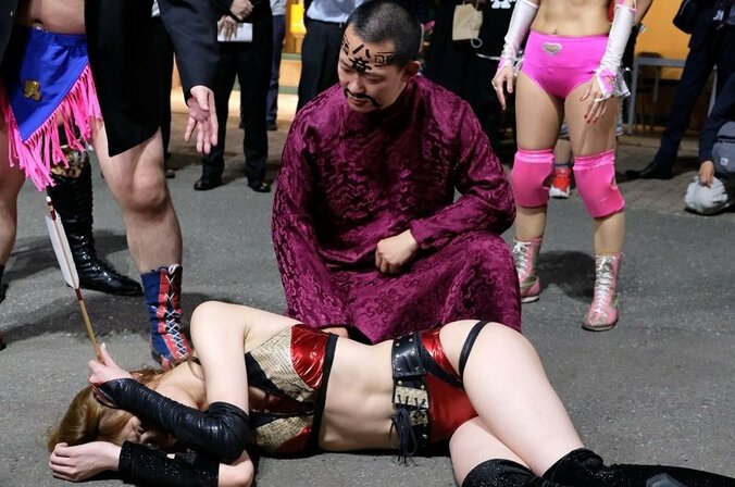 赤井沙希の「死亡確認」　DDT路上プロレス・塊!!男色塾、やりすぎくらいがちょうどイイ！ 1枚目