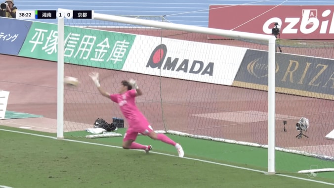 嘘だろ？“我慢”のPKストップに絶賛の嵐！「よく動かずに待った」「読みがお見事」湘南GKがど真ん中の強烈シュートを弾いた瞬間 3枚目