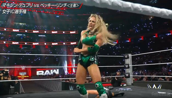 シングレットを肩から下ろす気合の“ちょい脱ぎ”パフォーマンス