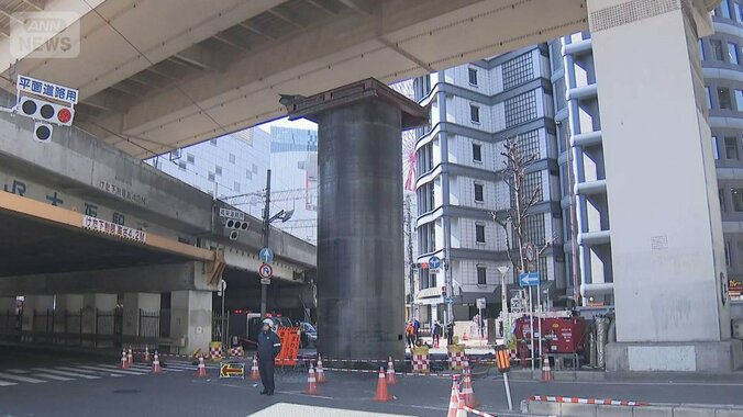 大阪ど真ん中・梅田の巨大パイプ　突然の出現から2週間ようやく撤去　一時13mの高さに 1枚目