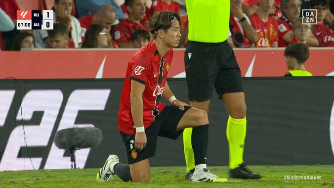 一体何が起きた？浅野拓磨にトラブル発生…サイドチェンジキック後、ピッチに座り込み交代要求 4枚目