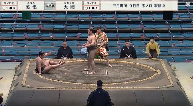 【写真・画像】大相撲、向正面に“大物落語家”の飾らない姿 「一瞬一般人」「師匠」「ずっと右端に」ファンざわつく　1枚目