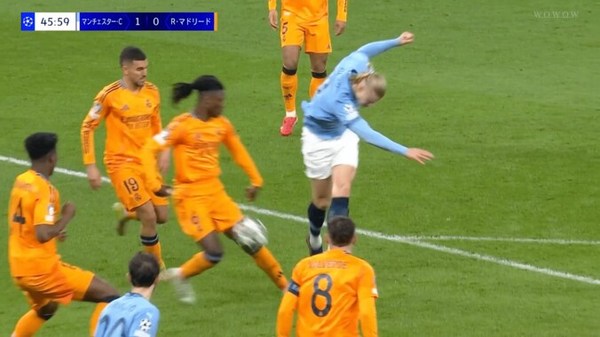 怪物ハーランドに喧嘩腰！“ちょっかい”から一触即発の激昂…引っ張り合いバトルの新人DFに驚愕の声「度胸がすげぇ」「熱いな」 2枚目