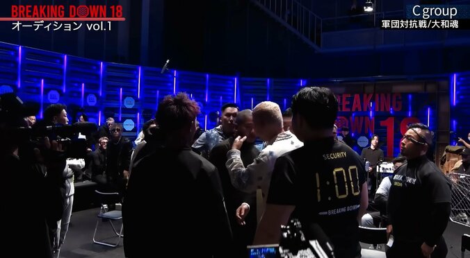 エンセンに忍び寄るレオ