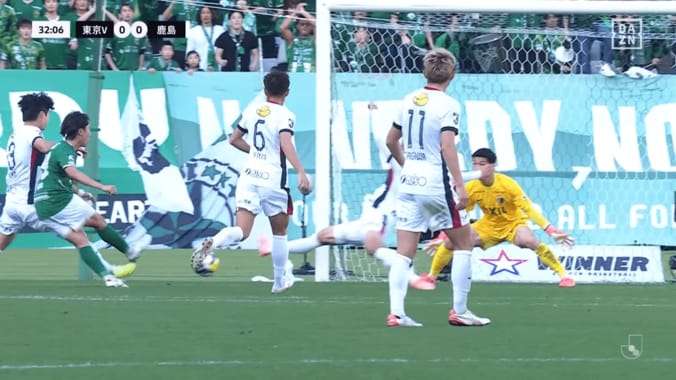 「なんじゃこりゃ…」「人間やめた」鹿島GKの“神業セーブ”に驚愕の声！「捕球はバケモン」早川友基が至近距離弾ストップ 4枚目