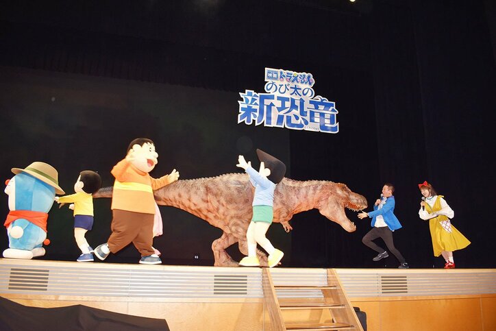 50周年のドラえもんとリアルな恐竜のコラボが実現「DINO SAFARI 2020」で特別公演が決定