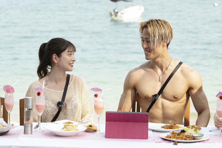 美人カフェ店員の水着姿に一目惚れ「可愛いですね。やられちゃいますね」マッチョなイケメン芸人が猛アピール