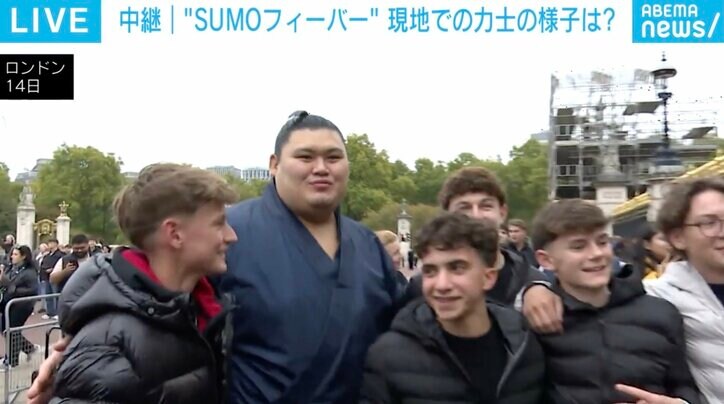 【写真・画像】「ロンドンSUMOフィーバー」の熱量は？ 現地記者「塩をまくだけで大歓声」「すべての取組が終わっても観客は帰らない」　1枚目