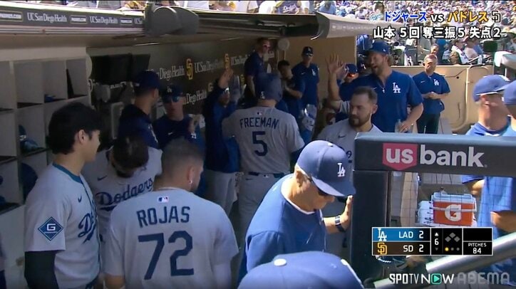 【写真・画像】大谷翔平のダメ押し弾で「ロバーツ監督も嬉しそうですね」 前日2安打沈黙も主砲の一振りに“破顔” ベンチ前で待ち構えハイタッチ　1枚目