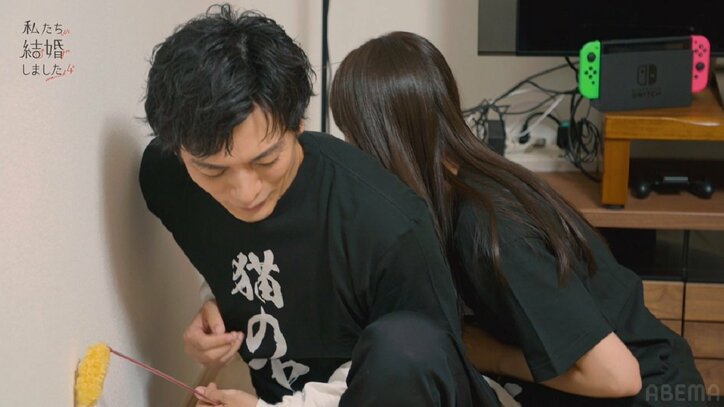 貴島明日香、年上夫に後ろから…突然始まった自宅でのイチャイチャにチョコプラ動揺「えええ!おいおい!!」『私たち結婚しました4』第3話