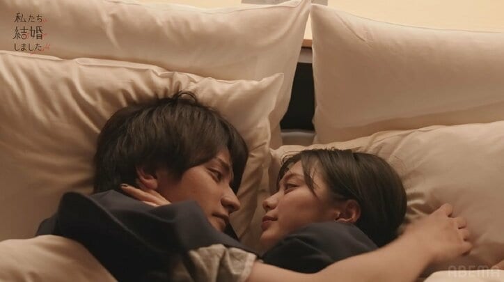 瀬戸利樹、新婚旅行初夜にホロ酔いの紺野彩夏をベッドで抱き寄せ…ドキドキの展開に『私たち結婚しました4』第8話