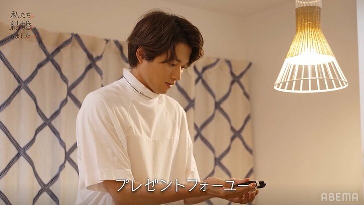 白洲迅&堀田茜、狭い空間で超密着！「抱きしめて！」スタジオ大興奮『私たち結婚しました』第8話
