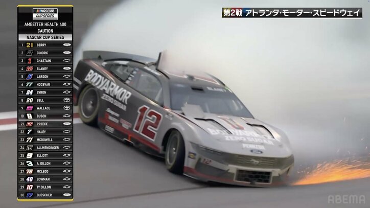 【写真・画像】衝撃の“ファイアードリフト”！　衝突されたマシンが火花を散らしながらスピンを阻止するもトップ争いから一気に転落　1枚目