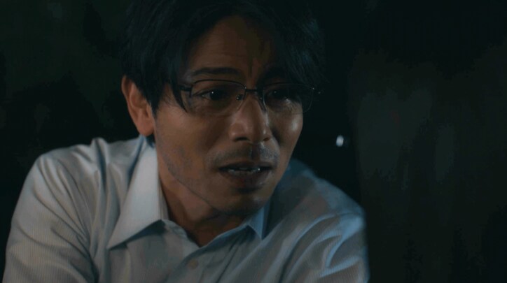 バイトと不倫中のスーパー店長…車内で抱擁し囁く愛の言葉に違和感「デートはできないけど…」『泥濘の食卓』