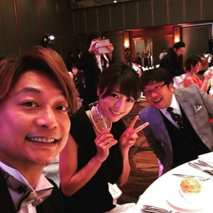 香取慎吾、叶姉妹との3ショットで“インスタ映え” 「おっぱいに挟まれてる」と反響