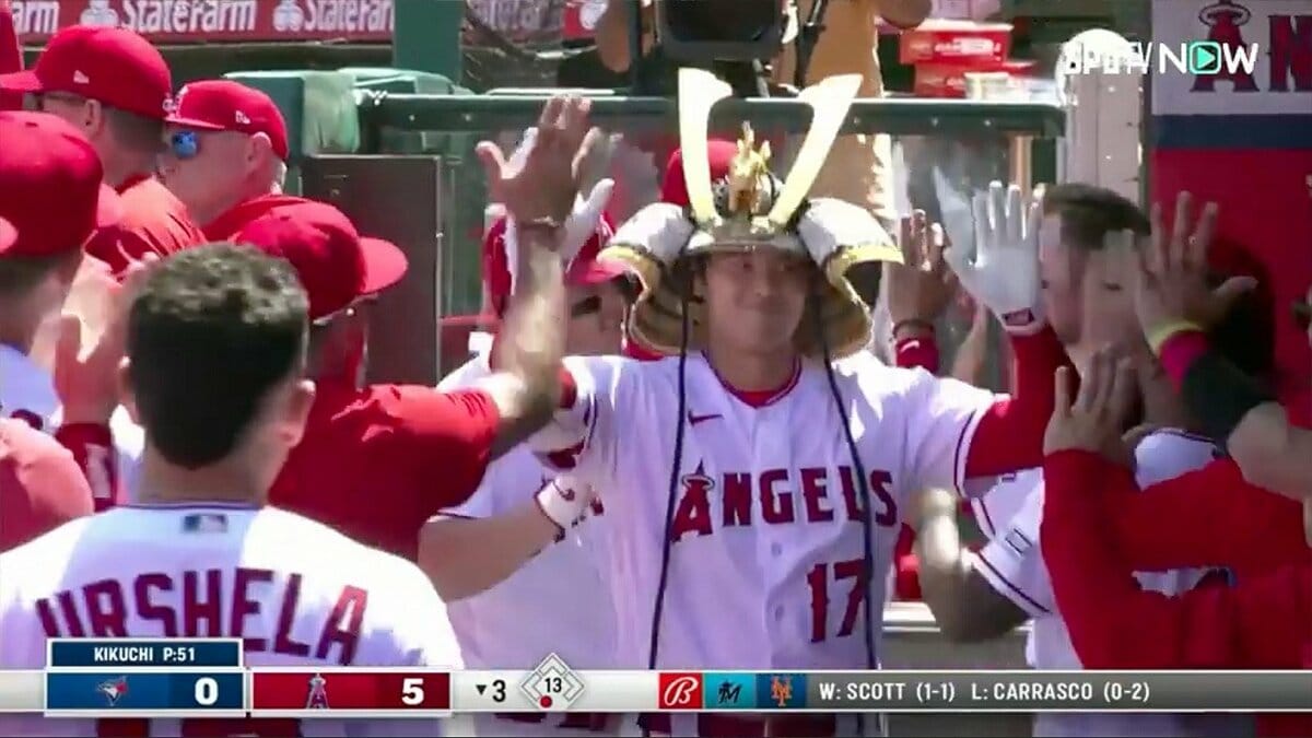 大谷翔平、ついに兜セレブレーションを披露しドヤ顔 ダグアウトでの 