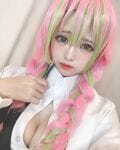 「可愛すぎ」「イメージぴったり」美人コスプレイヤーのかりん(様)、「鬼滅の刃」甘露寺蜜璃のコスプレ披露