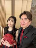 川崎麻世、妻と知り合いの結婚披露宴に出席「赤黒のコーディネートで揃えました」