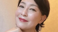 55歳で結婚・床嶋佳子(60) 無防備な自撮りショットに反響「すっぴん佳子さん Love」