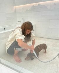 ローラ、愛犬の“シャワータイム”姿を公開「可愛すぎる」「癒やしをありがとう」と歓喜の声