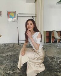 「かわいいの一言」「顔小さい、、足長い、、」新木優子、気品溢れる私服コーデショットに称賛の声