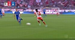 最高時速37キロ！足が速すぎて相手を吹っ飛ばす「普通はここにボール出さない」 “世界最速レベルの男”アルフォンソ・デイビスの爆速ドリブルがヤバすぎる瞬間