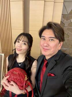 川崎麻世、妻と知り合いの結婚披露宴に出席「赤黒のコーディネートで揃えました」